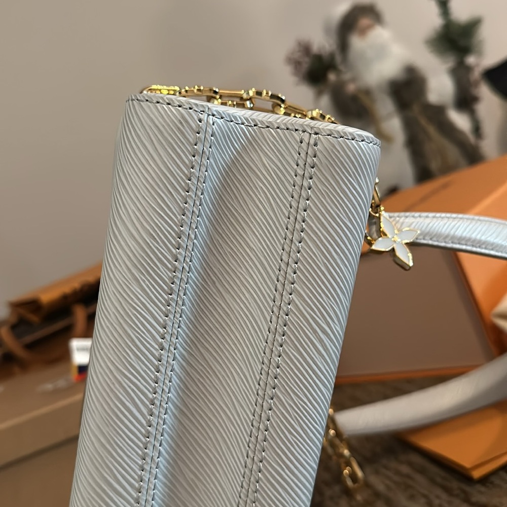 Louis Vuitton Twist MM Shoulder and Cross Body Bag. In great condition. - Picture 8 of 17